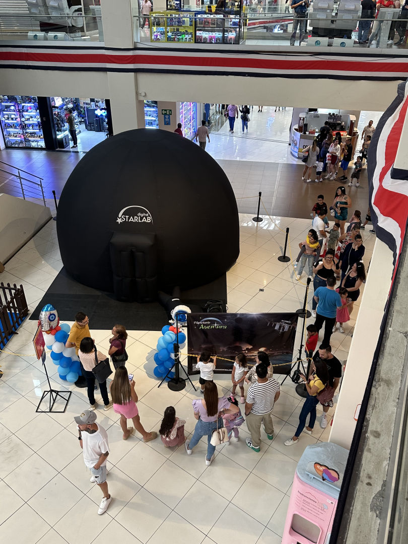 En centros comerciales